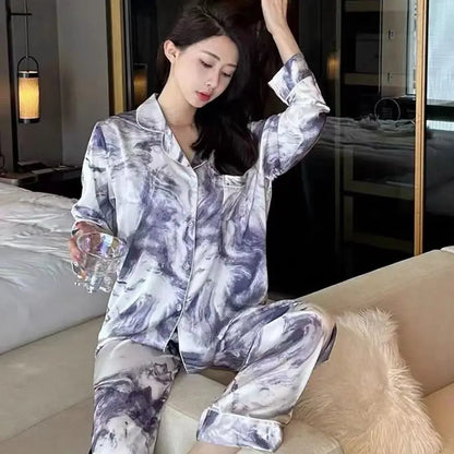 femme avec  Jinbei Pyjama En Satin