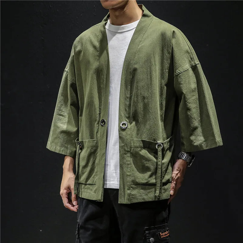 homme portant veste kimono retro