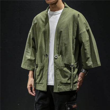 homme portant veste kimono retro