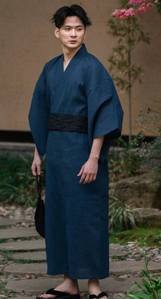 HOMME TRADITIONNEL JAPONAIS AVEC SON YUKATA 