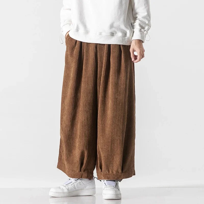 homme vetu de  Pantalon Japonais Velours Côtelé - Marron