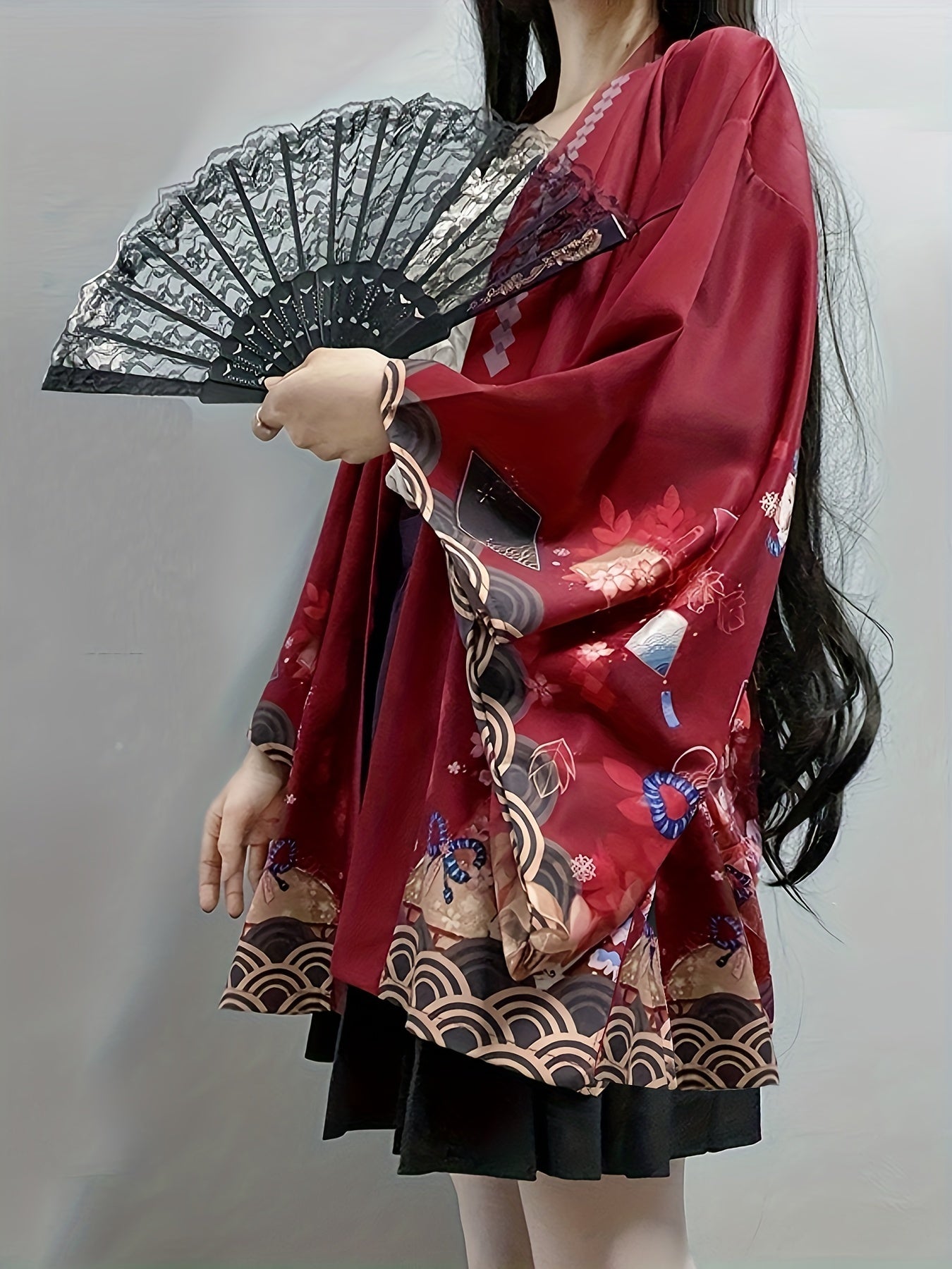 femme avec éventail portant Kimono Japonais Traditionnel  Rouge