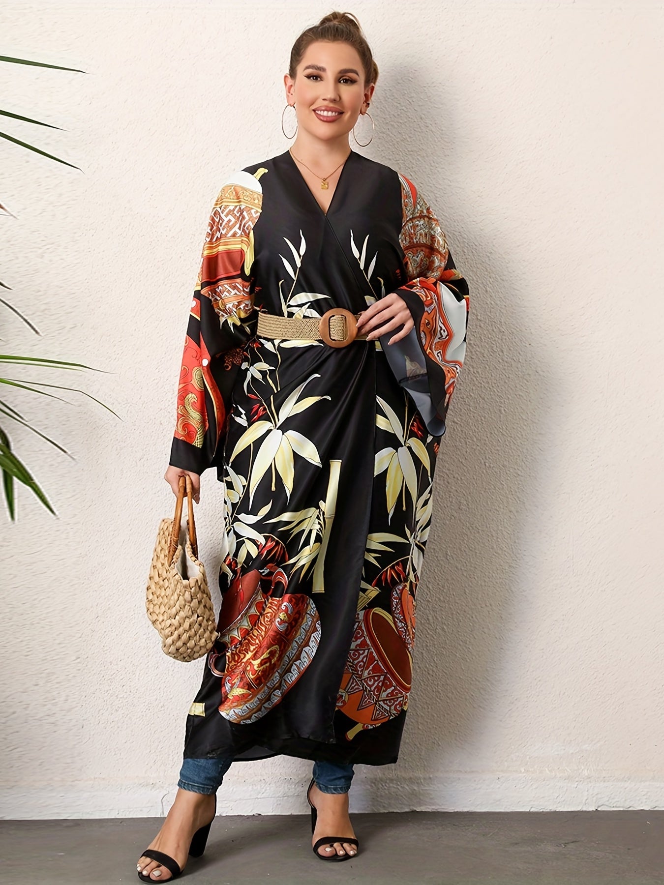 femme posant Kimono Long Femme Grande Taille – Style Japonais Noir à Imprimés Rouges