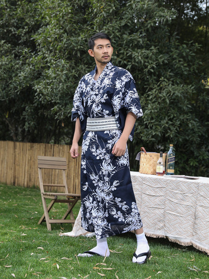 homme dans un jardin portant Kimono Japonais Homme Traditionnel -  Bleu