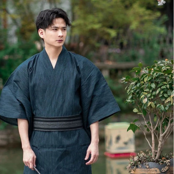 un homme japonais traditionel portant son. yukata