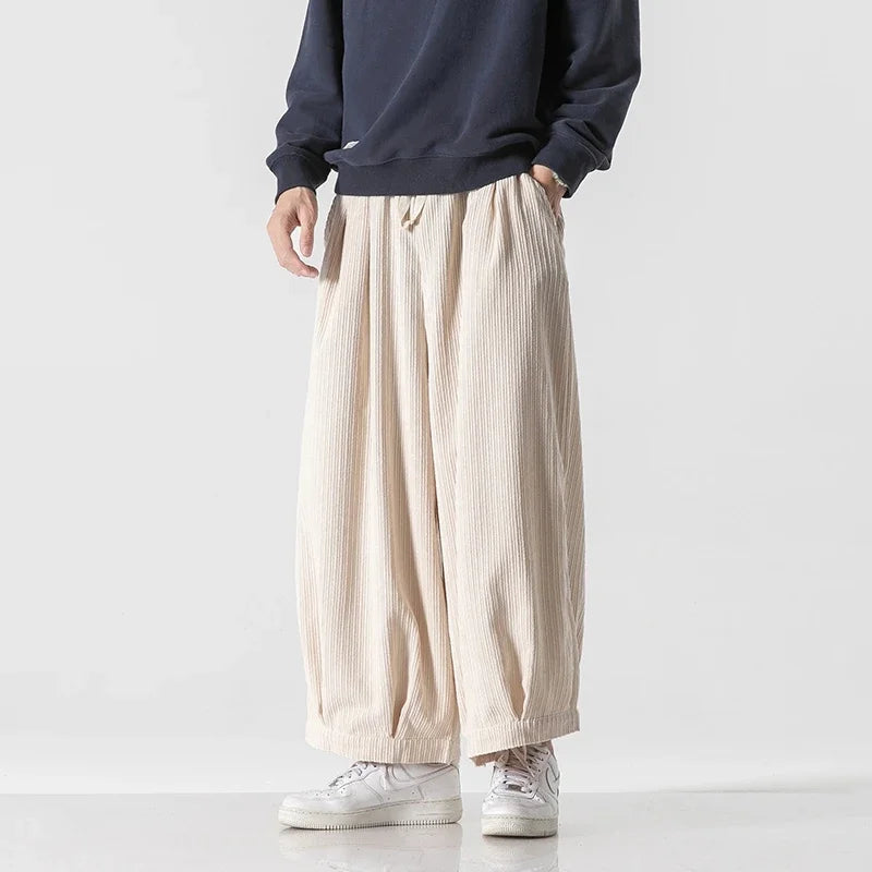 homme porte pantalon japonais Zubon Kumo