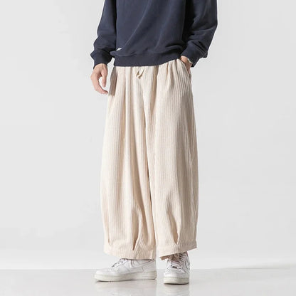 homme porte pantalon japonais Zubon Kumo